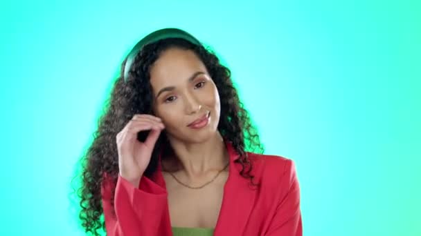 Heyecanlı Utangaç Şaşırmak Için Kadının Yüzünü Stüdyoda Saklayan Kafası Karışık — Stok video
