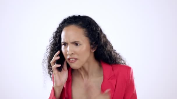 Злая Кричащая Раздраженная Женщина Телефону Студии Спорит Конфликты Проблемы Белом — стоковое видео