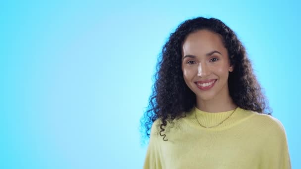 Gülümse Kadın Yüz Işareti Stüdyoda Yakında Gelecek Mavi Arka Planda — Stok video