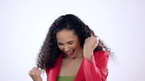 Kutlama Yumruk Mutlu Kadın Stüdyoda Iyi Haberler Terfi Beyaz Arka — Stok video
