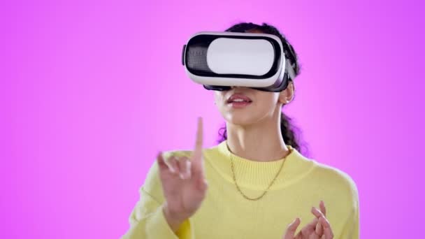 Touch Kvinde Metaverse Studie Isoleret Lilla Baggrund Virtual Reality Teknologi – Stock-video