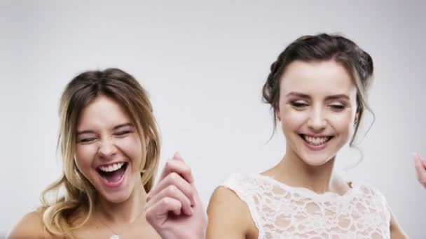 Świętujcie Wesela Kobiety Tańczące Wesele Szczęśliwe Podekscytowane Odizolowane Studio Białym — Wideo stockowe