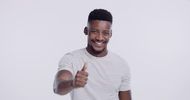 Cara Sonrisa Pulgares Hacia Arriba Del Hombre Negro Estudio Aislado — Vídeo de stock