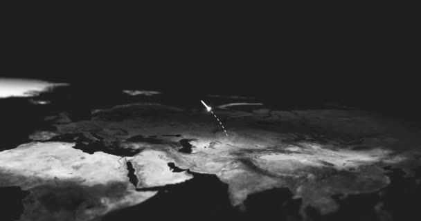 攻击和动画导弹发射的黑色背景下的战争 国际冲突和军事 说明核武器或原子弹射向目标国家的弹道路径 — 图库视频影像