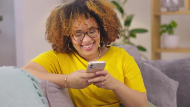 Textos Téléphone Femme Sur Canapé Riant Des Médias Sociaux Blague — Video