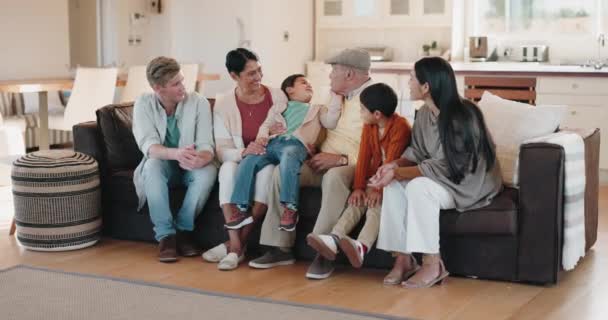 Amor Conversación Gran Unión Familiar Sofá Mientras Relaja Divierte Sala — Vídeos de Stock