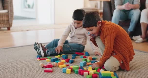 おもちゃ 絆のための家族の家で一緒に遊んでいます 男の子 兄弟や子供たちは 教育と楽しみのための建物のブロックで遊ぶためにリビングルームの床にカーペットの上に — ストック動画