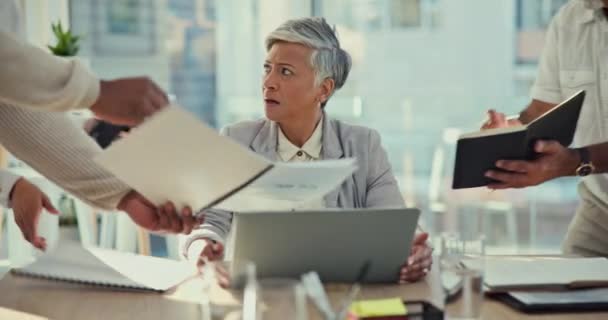 Estrés Senior Caos Con Mujer Negocios Oficina Para Documentos Burnout — Vídeo de stock