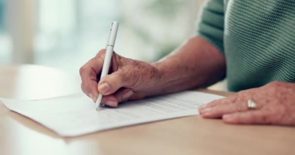 有合同 申请或遗嘱 保险或离婚文件的手 签字或老年妇女 Pen Close Person Writing Signature Paperwork — 图库视频影像
