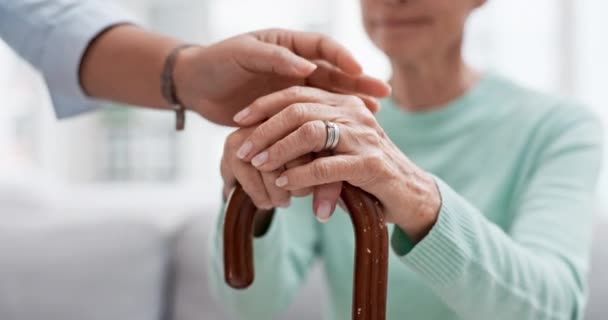 シニア女性 ウォーキングケイン 退職後の医療支援を受けて看護師の手を握る 介護者 高齢女性 家庭で助けを借りて患者のケアと看護に共感する — ストック動画