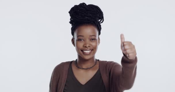Обличчя Посмішка Пальці Від Чорної Жінки Студії Ізольовані Білому Тлі — стокове відео