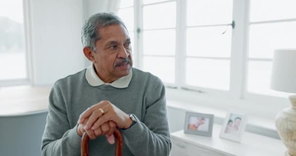 Depresyon Anksiyete Oturma Odasında Alzheimer Hastalık Hüsranla Yürüyen Yaşlı Bir — Stok video