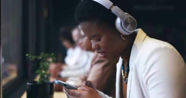 Écouteurs Téléphone Femme Café Écouter Musique Travail Distance Réseautage Sur — Video