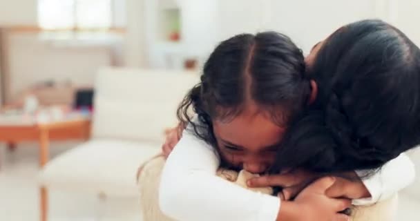 Αγκαλιά Μητέρα Και Σπίτι Υποστήριξη Νεαρό Κορίτσι Και Χαιρετισμό Φροντίδα — Αρχείο Βίντεο