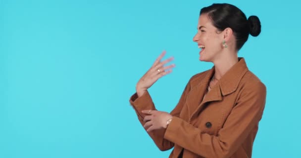 从事广告宣传 展示或交易的演播室女商人的手 手掌和肖像 在蓝色背景下 一个快乐的女性模特的脸庞展示了她在营销 提供或促销方面的选择 — 图库视频影像