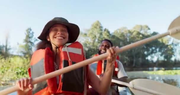 Coppia Kayak Canottaggio Lago Nella Natura Sfide Sportive Avventure Viaggi — Video Stock