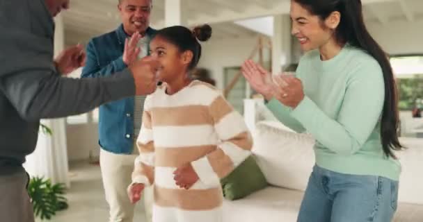 ダンス 家族の家 ラウンジで楽しいエネルギーと幸せで祝う子供のための拍手 女の子 祖父母 両親は 達成や勝利に興奮しています — ストック動画