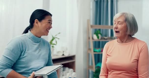 Fyzioterapeut Tablet Nebo Šťastná Starší Žena Mluví Konzultaci Pro Fyzioterapii — Stock video