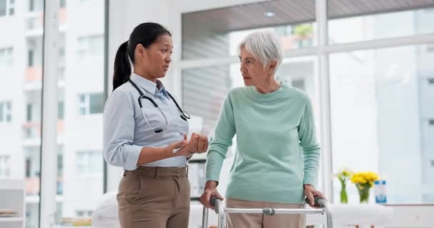 Hilfe Rollator Oder Arzt Mit Medikamenten Für Alte Frauen Ruhestand — Stockvideo