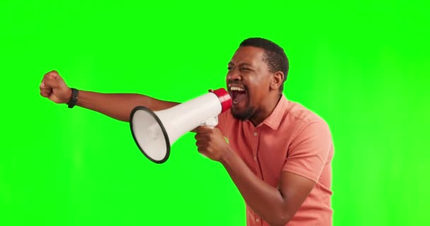 黑人男子 扩音器和呐喊在绿色屏幕上 销售或折扣的工作室背景 非洲男性人士或积极分子在大麦克风上尖叫 要求罢工或通过模仿宣布 — 图库视频影像