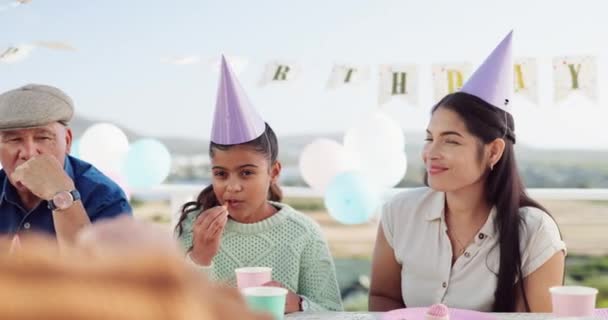 誕生日 お祝い 懇親会のために屋外でのパーティーイベントのための公園で幸せ 母親と女の子 昼食と母 ケーキとピクニックで子供たちと祖父 プレゼントと驚き — ストック動画