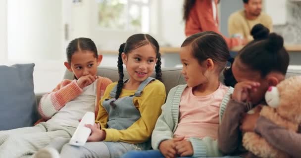 Χαλαρώστε Βλέποντας Τηλεόραση Και Ταινίες Παιδιά Στον Καναπέ Για Κινούμενα — Αρχείο Βίντεο
