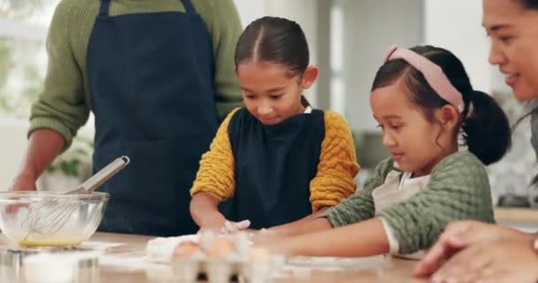 拍掌和家长们在厨房里烘焙他们的孩子 以便在家里培养孩子 在家里与父母一起做饭的粘合剂 教学和女童 以及甜点配料 — 图库视频影像