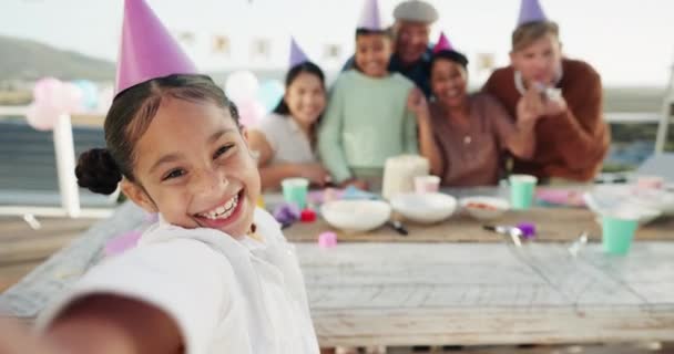 Lycka Flicka Och Selfie Födelsedagsfest Med Familjen Uteplats För Att — Stockvideo