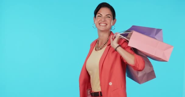Студия Прогулка Лицо Счастливой Женщины Пакетами Покупок Синем Фоне Роскошной — стоковое видео