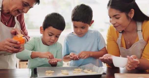 妈妈或孩子们在厨房里烘焙饼干 作为一个快乐的家庭在家学习烹饪食谱 儿童发展或老奶奶帮助或教导儿童洒上糕点 — 图库视频影像