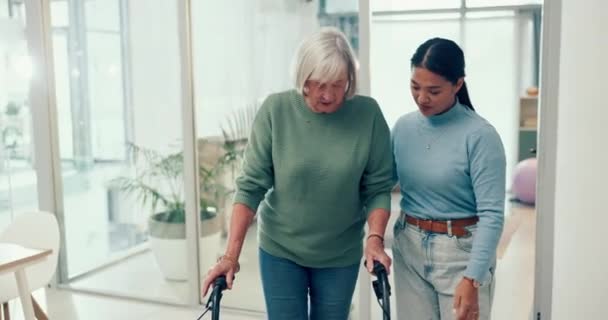 Mujer Enfermera Paciente Con Andador Cuidados Ancianos Para Fisioterapia Caminar — Vídeo de stock