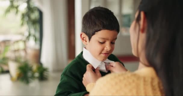 Escuela Lista Madre Con Niño Casa Para Vestirse Uniforme Rutina — Vídeos de Stock