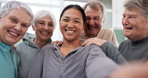 Ältere Freunde Selfie Und Lächeln Der Trainingsgruppe Mit Asiatischem Personal — Stockvideo