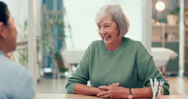 Beszélgetés Segítség Idősebb Egy Fizioterapeuta Egy Konzultáció Tanácsadás Vagy Bizalom — Stock videók