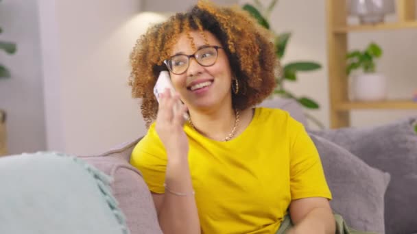 Телефонный Звонок Домой Женщина Разговаривает Подключением Разговора Чата Контакта Африканский — стоковое видео