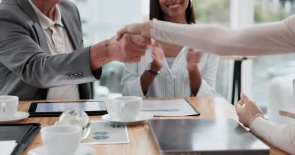 Üzletemberek Kézfogás Taps Előléptetésért Üzletért Vagy Partnerségért Irodai Csapatmunkában Üzletember — Stock videók