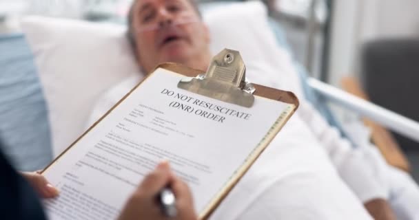 Hospital Patient Doctor Dnr Form Clipboard Medical Service Sick Resuscitate — Stock Video