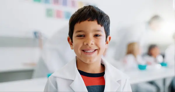 Feliz Retrato Niño Ciencia Escuela Para Aprendizaje Educación Experimento Sonrisa — Foto de Stock
