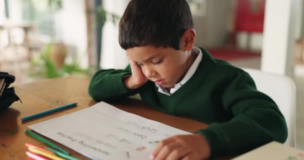 Müde Gelangweilt Und Junge Kind Bei Hausaufgaben Aufgaben Oder Projekt — Stockvideo