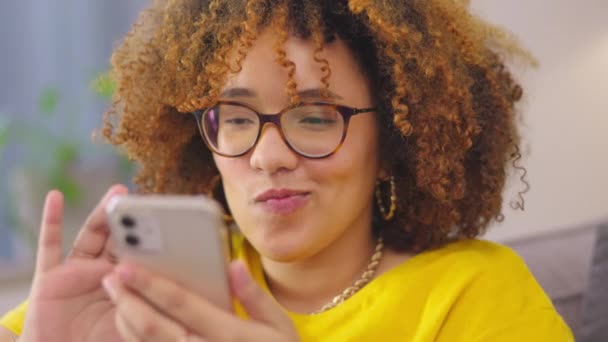 Телефон Дом Лицо Женщины Интернетом Просмотра Социальных Сетей Выбора Приложения — стоковое видео