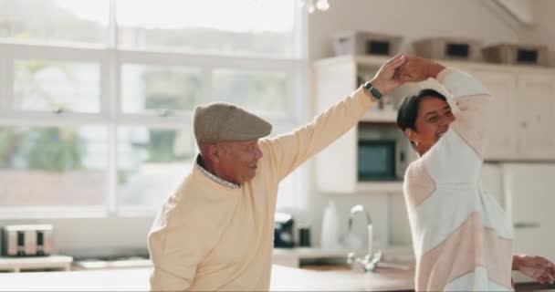 Seniorenpaar Dans Feest Keuken Voor Jubileum Hechting Romantiek Samen Thuis — Stockvideo