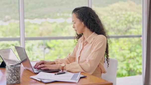 Kobieta Pracująca Pisząca Laptopie Biurze Domowym Planowania Cyfrowego Badań Online — Wideo stockowe