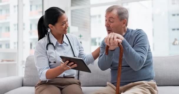 Hablar Anciano Médico Con Buenas Noticias Tableta Para Los Resultados — Vídeo de stock