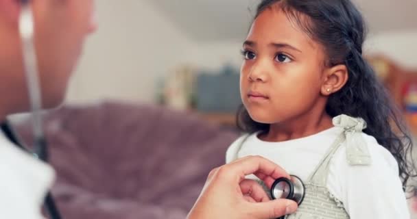 Healthcare Γιατρός Και Κορίτσι Μια Διαβούλευση Παιδί Και Την Αναπνοή — Αρχείο Βίντεο