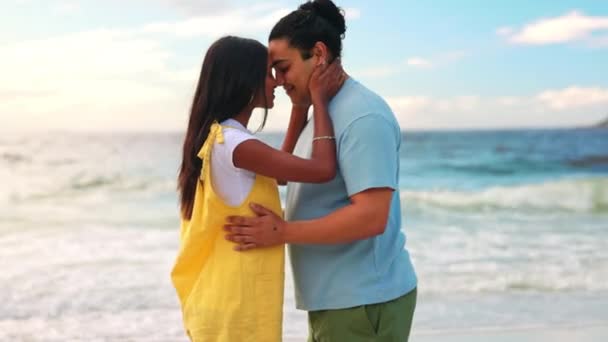 Abrazo Vacaciones Pareja Con Amor Playa Tiempo Calidad Con Puesta — Vídeo de stock