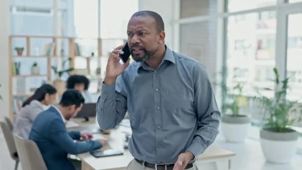 Zakelijk Telefoongesprek Zwarte Man Met Woede Schreeuwend Gefrustreerd Door Verbinding — Stockvideo
