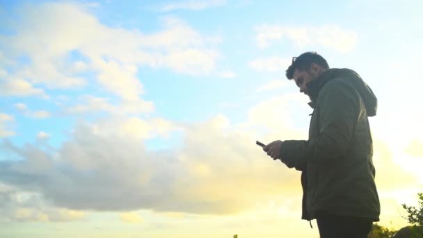 Internet Outdoor Man Met Een Tablet Typen Reizen Met Verbinding — Stockvideo