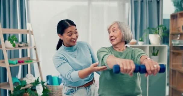 Huzurevinde Yaşlı Bir Kadınla Bakım Rehabilitasyon Bakıcılık Halter Fizyoterapi Fizyoterapi — Stok video