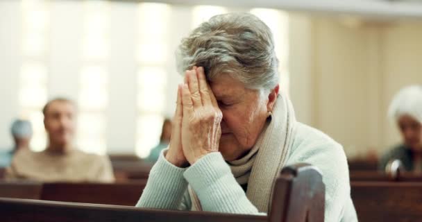 Aanbidding Bidden Oude Vrouw Kerk Voor God Heilige Geest Religie — Stockvideo