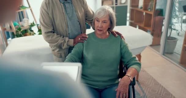 Physiotherapie Arzt Und Seniorpaar Einer Sprechstunde Für Rollstuhlberatung Unterstützung Und — Stockvideo